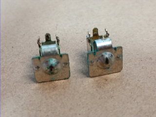 外した電池端子