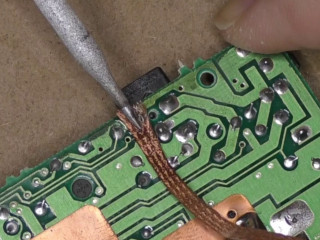 電源コネクタのハンダを取り除く