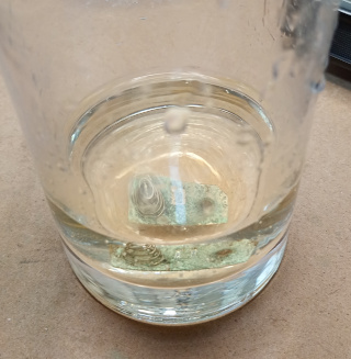 電池端子をお酢に漬ける