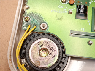 スピーカー付近